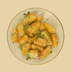 Knusprige Bratkartoffeln auf Teller, verfeinert mit JKR Spices Bratkartoffel Gewürz für herzhaften Geschmack