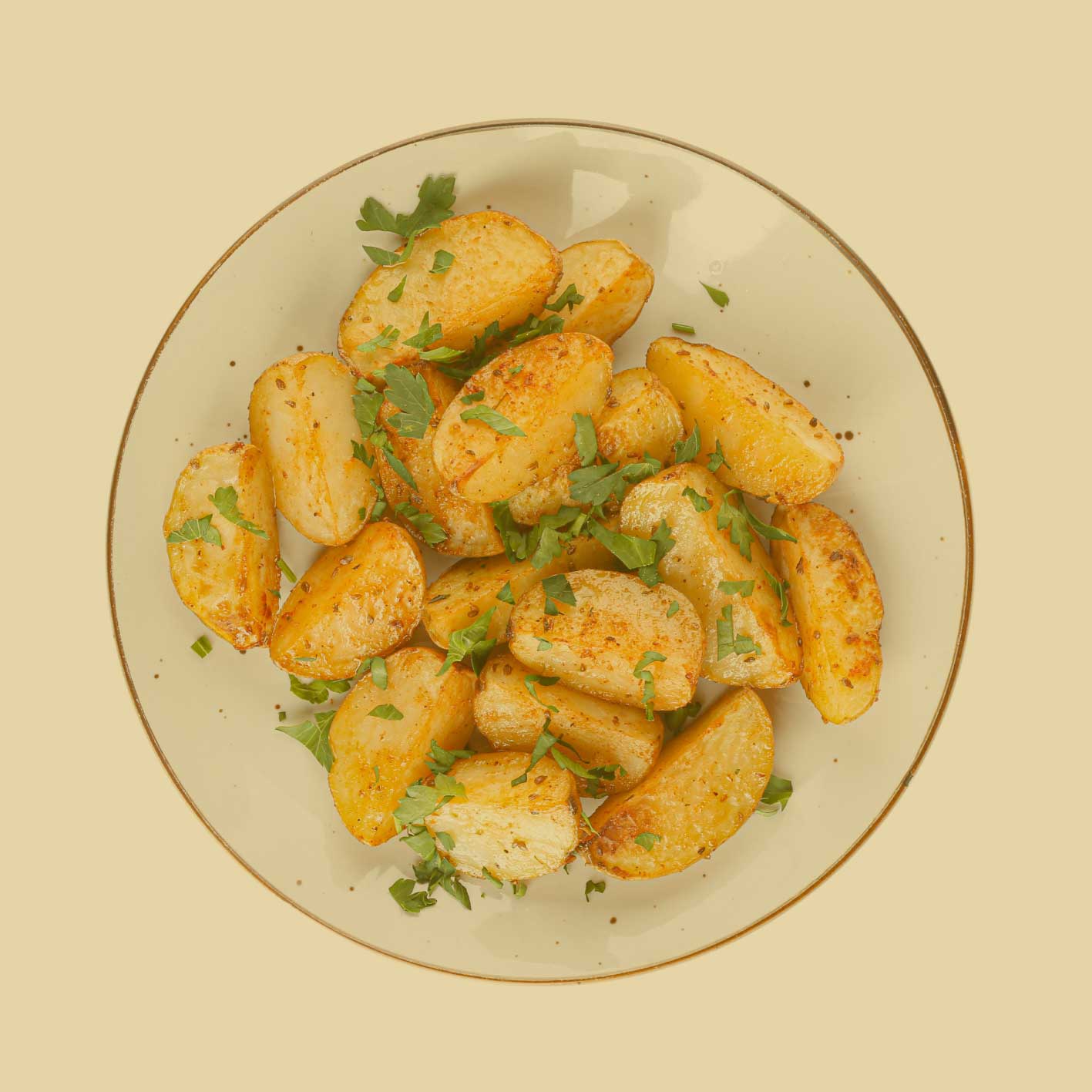 Knusprige Bratkartoffeln auf Teller, verfeinert mit JKR Spices Bratkartoffel Gewürz für herzhaften Geschmack