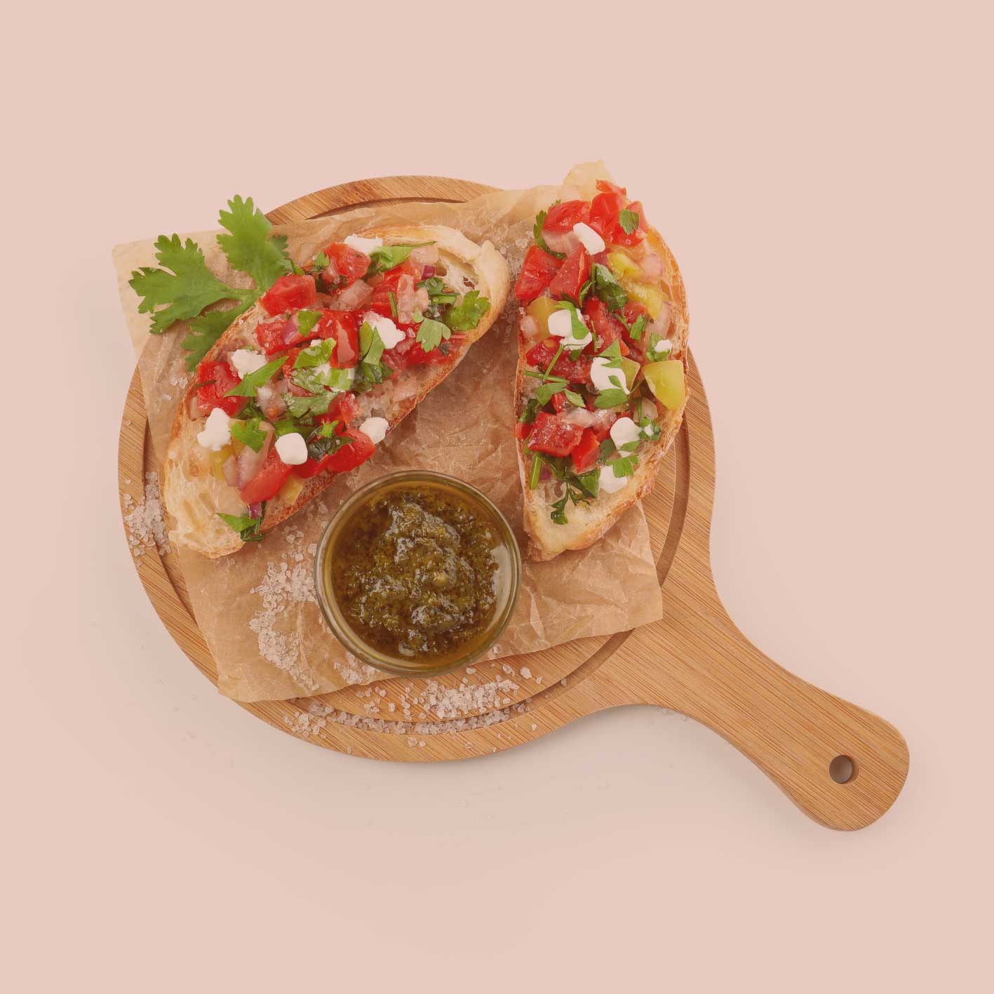 Bruschetta angerichtet auf geröstetem Brot mit frischen Tomaten, Kräutern und JKR Bruschetta Gewürz auf hellem Holzbrett