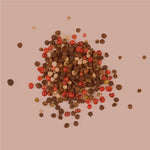 Aromatische bunte Pfefferkörner Mischung aus schwarzen, weißen, grünen und rosa Pfefferbeeren als Gewürz für vielseitige Küche