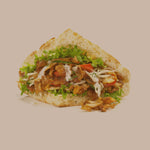 Frisch belegter Döner mit Fleisch, Salat und Sauce auf hellem Hintergrund – servierfertiges Beispielgericht