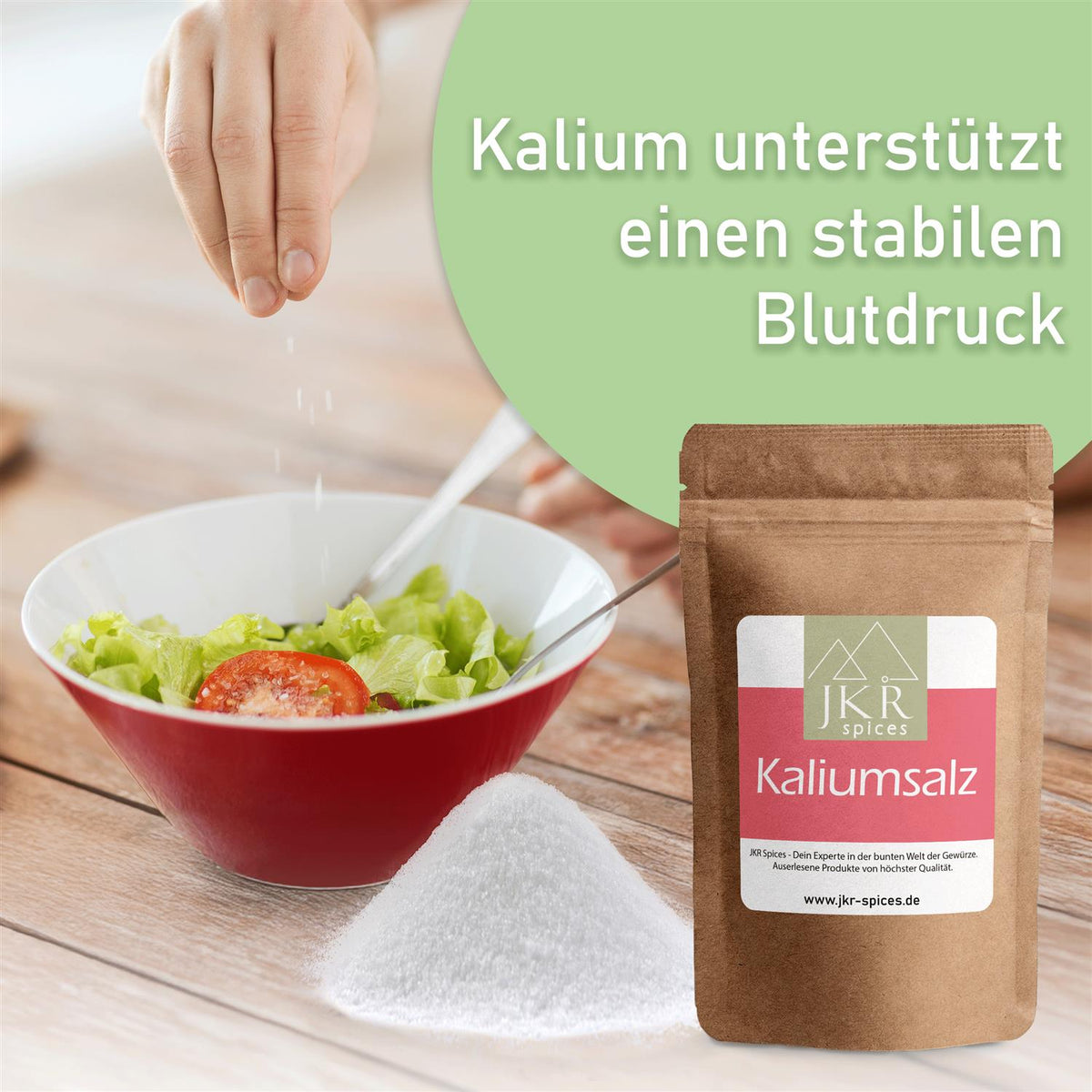 Kaliumsalz Mischung neben Salatschüssel – würzige, natriumarme Alternative zur Unterstützung eines stabilen Blutdrucks
