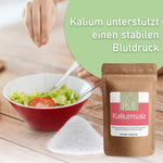 Kaliumsalz Mischung neben Salatschüssel – würzige, natriumarme Alternative zur Unterstützung eines stabilen Blutdrucks
