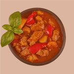 Herzhaftes Gulasch mit Fleisch, Paprika und Basilikum in einer Schale – servierfertiges Beispielgericht