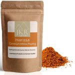 Harissa Gewürzmischung im braunen JKR Doypack mit scharfem, rot-orangefarbenem Chilipulver davor – nordafrikanische Gewürzmischung für Schärfe und Aroma