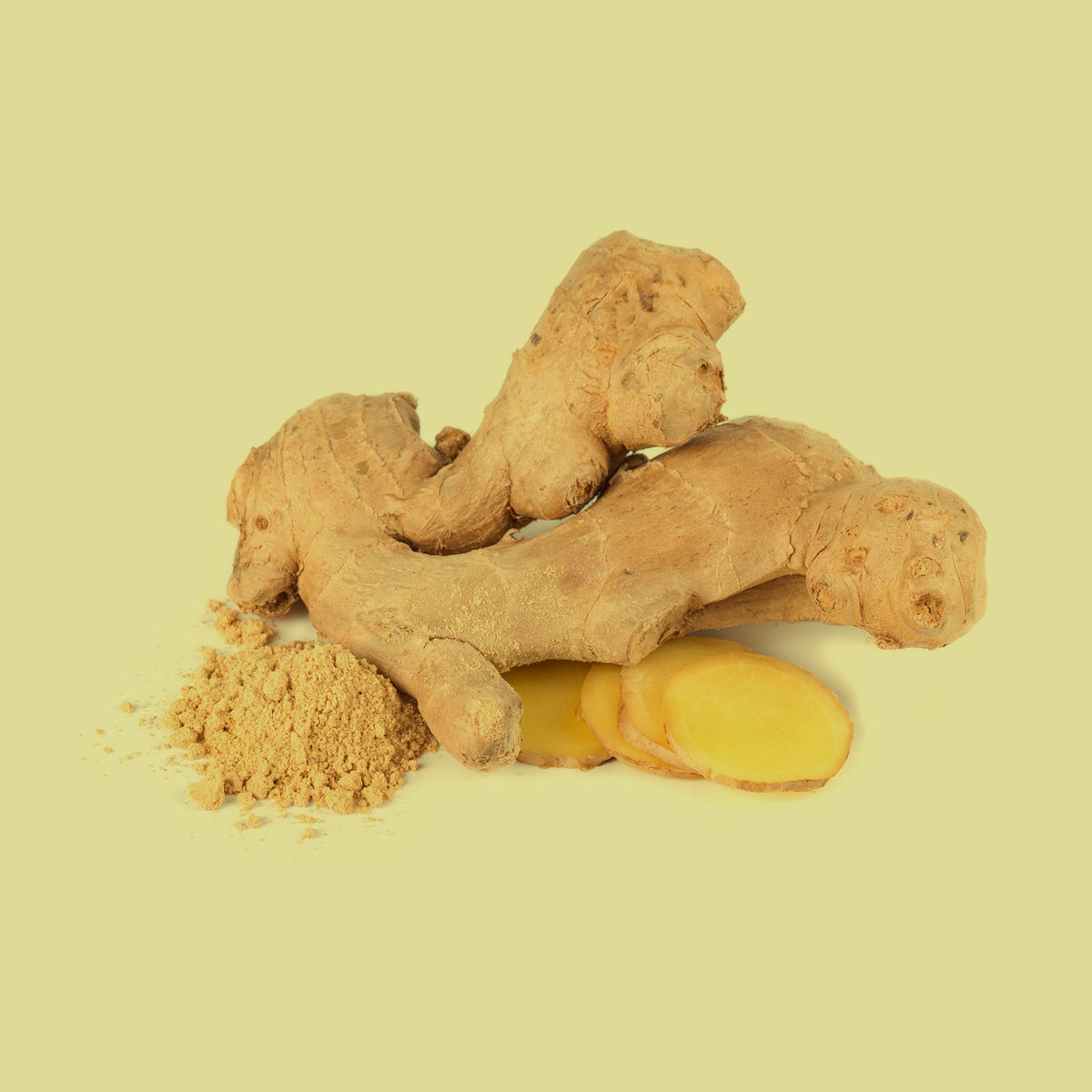 Frische Ingwerwurzel und gemahlenes Ingwerpulver auf gelbem Hintergrund – natürliche Darstellung des Gewürzes