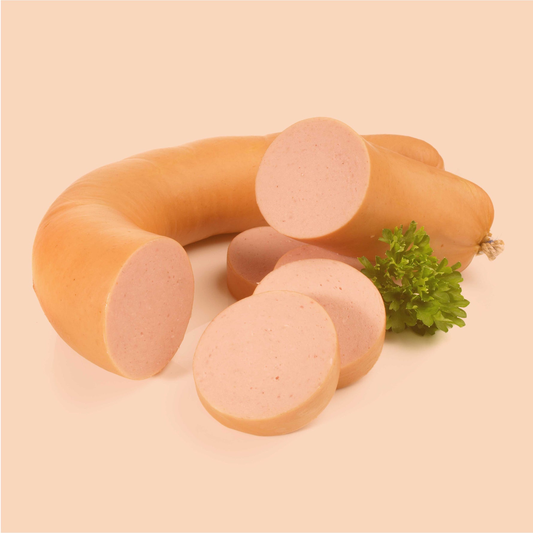 Serviervorschlag Kuttermittel mit Umrötung: Lyoner Wurstscheiben mit Petersilie, Wurstwaren Motiv auf hellem Hintergrund