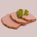 Frische Leberkäsescheiben auf hellem Hintergrund, garniert mit Petersilie – Beispiel für die Anwendung der Gewürzmischung