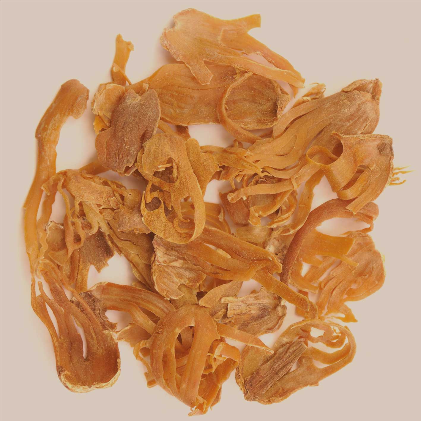 Muskatblüte getrocknet als Rohware, ganze Muskatblüten Stücke als Nahaufnahme auf hellem Hintergrund, Zutatenmotiv für JKR Spices