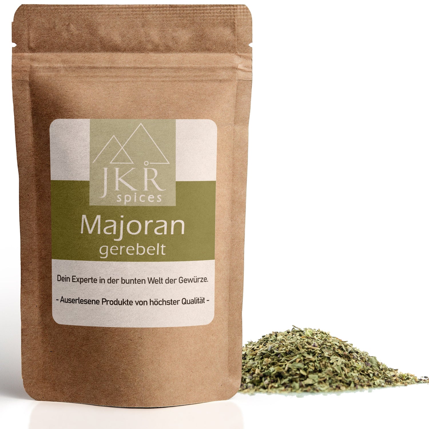 JKR Spices Majoran gerebelt im Doypack, getrockneter Majoran als Kräuterhaufen neben der Packung, Produktfoto auf weißem Hintergrund