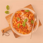 Serviervorschlag Pasta Gewürz: Pasta Gericht in Schale mit Tomaten und Kräutern, mediterrane Küche als Anwendungsmotiv