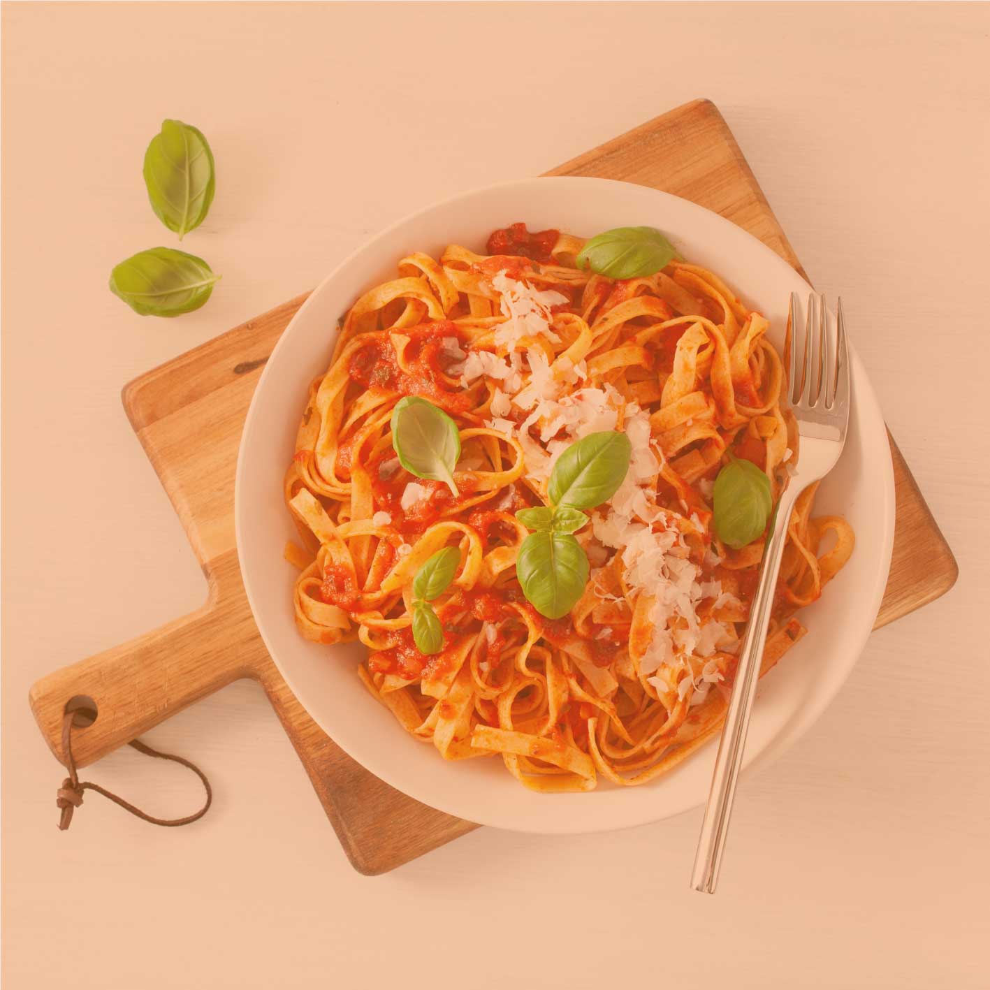 Serviervorschlag Pasta Gewürz: Pasta Gericht in Schale mit Tomaten und Kräutern, mediterrane Küche als Anwendungsmotiv