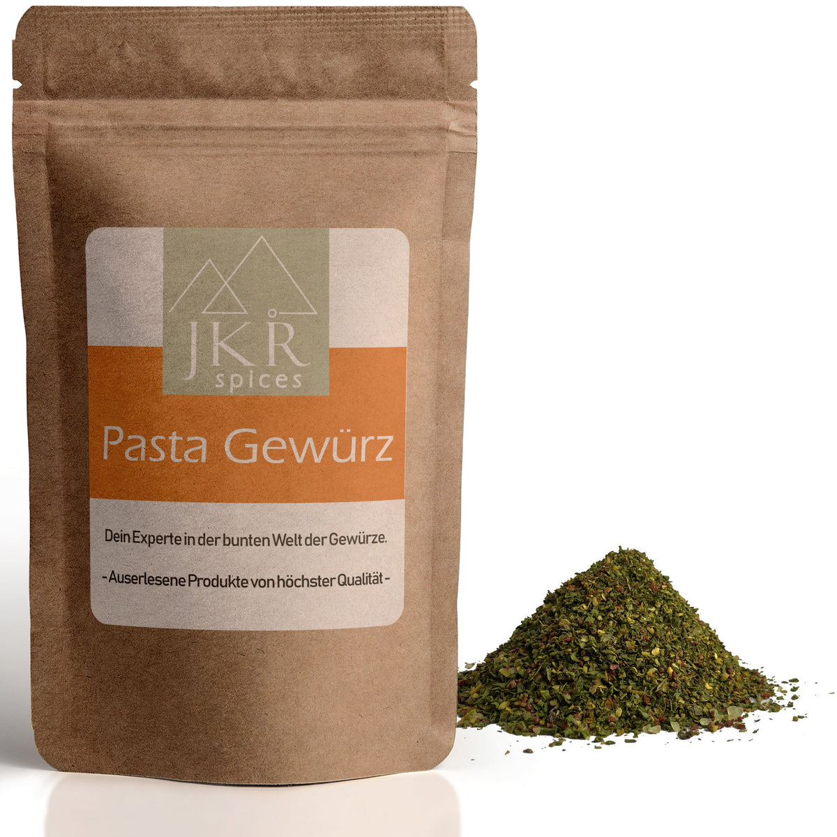 JKR Spices Pasta Gewürz im Doypack, grüne Pasta Gewürzmischung als Häufchen neben der Packung, Produktfoto auf weißem Hintergrund