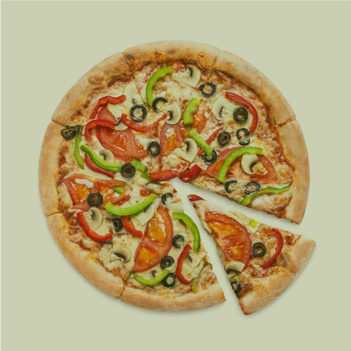 Serviervorschlag Pizza Gewürz: frisch gebackene Pizza mit Gemüse und Kräutern, italienische Küche als Anwendungsmotiv