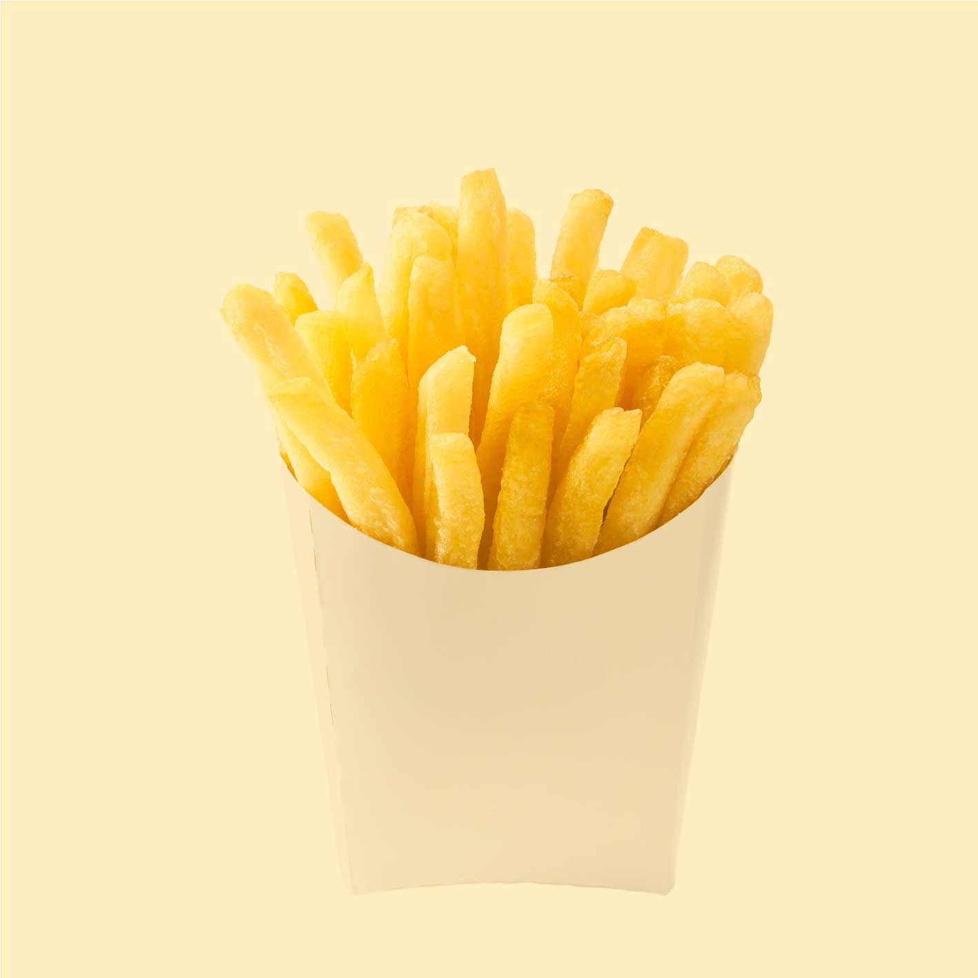 Serviervorschlag Pommes Würzsalz: Pommes frites in Becher, knusprige Kartoffelpommes als Anwendungsmotiv auf hellem Hintergrund