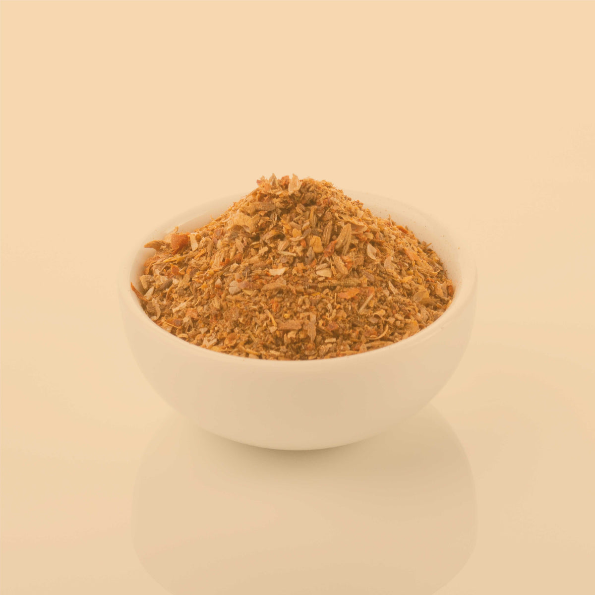 Ras el-Hanout Gewürzmischung in Schale, fein gemahlenes orientalisches Curry Gewürz als Nahaufnahme, Zutatenmotiv