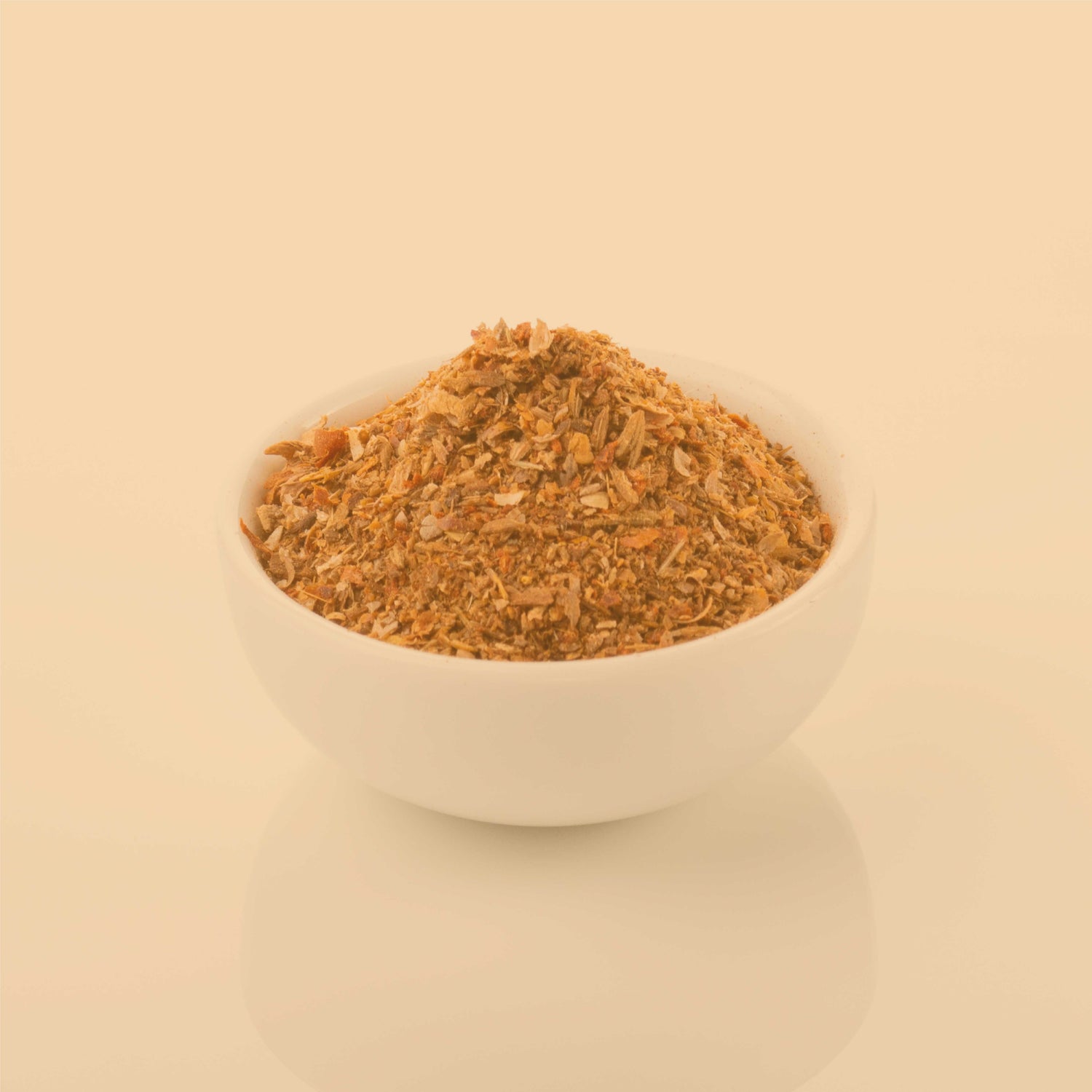 Ras el-Hanout Gewürzmischung in Schale, fein gemahlenes orientalisches Curry Gewürz als Nahaufnahme, Zutatenmotiv