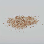 Rauchsalz Körner Nahaufnahme, grobes Rauchsalz als Zutatenmotiv auf hellem Hintergrund, Salzstruktur Detailbild