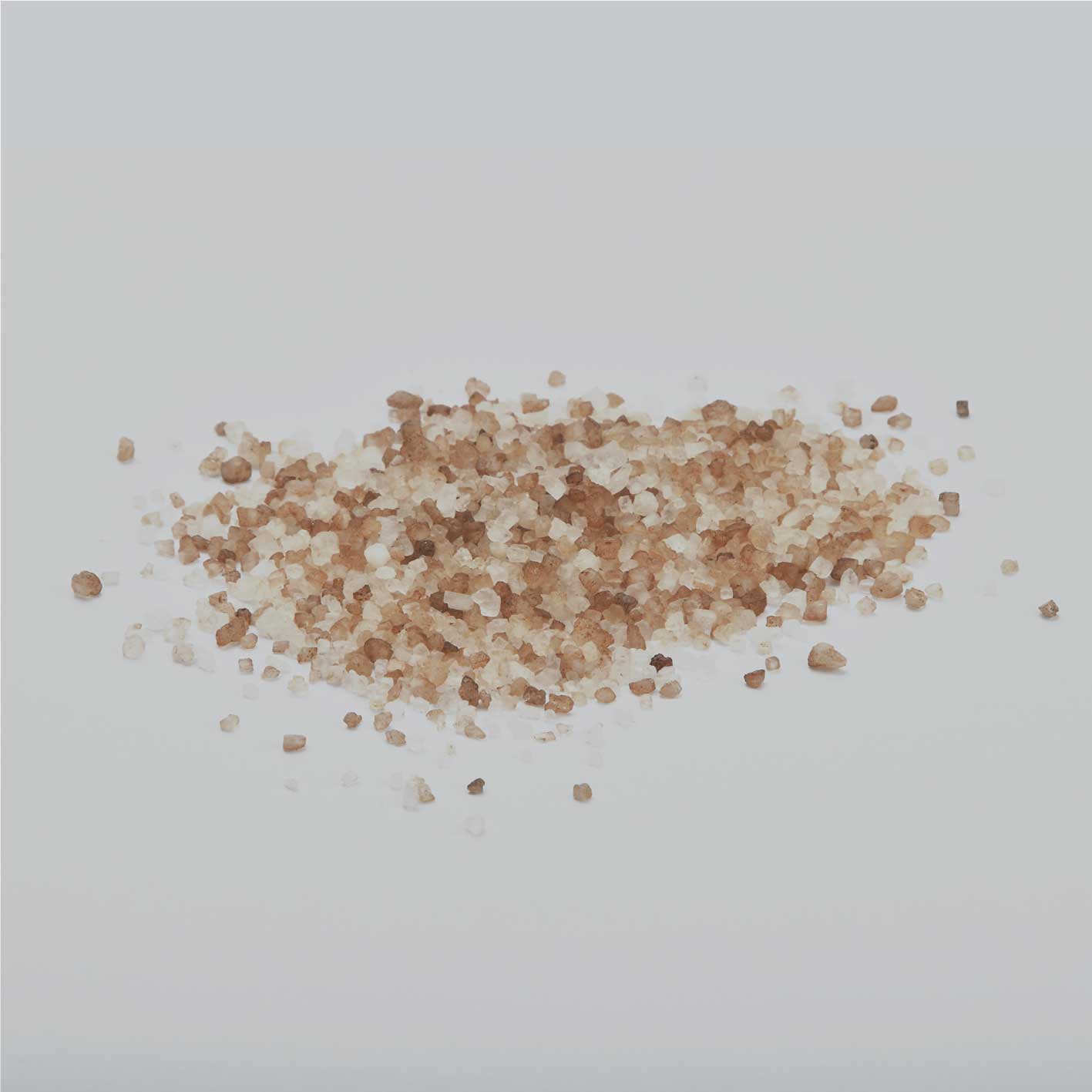 Rauchsalz Körner Nahaufnahme, grobes Rauchsalz als Zutatenmotiv auf hellem Hintergrund, Salzstruktur Detailbild