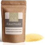 JKR Spices Rauchsalz im Doypack, rauchiges Salz als heller Salzhaufen neben der Packung, Produktfoto auf weißem Hintergrund