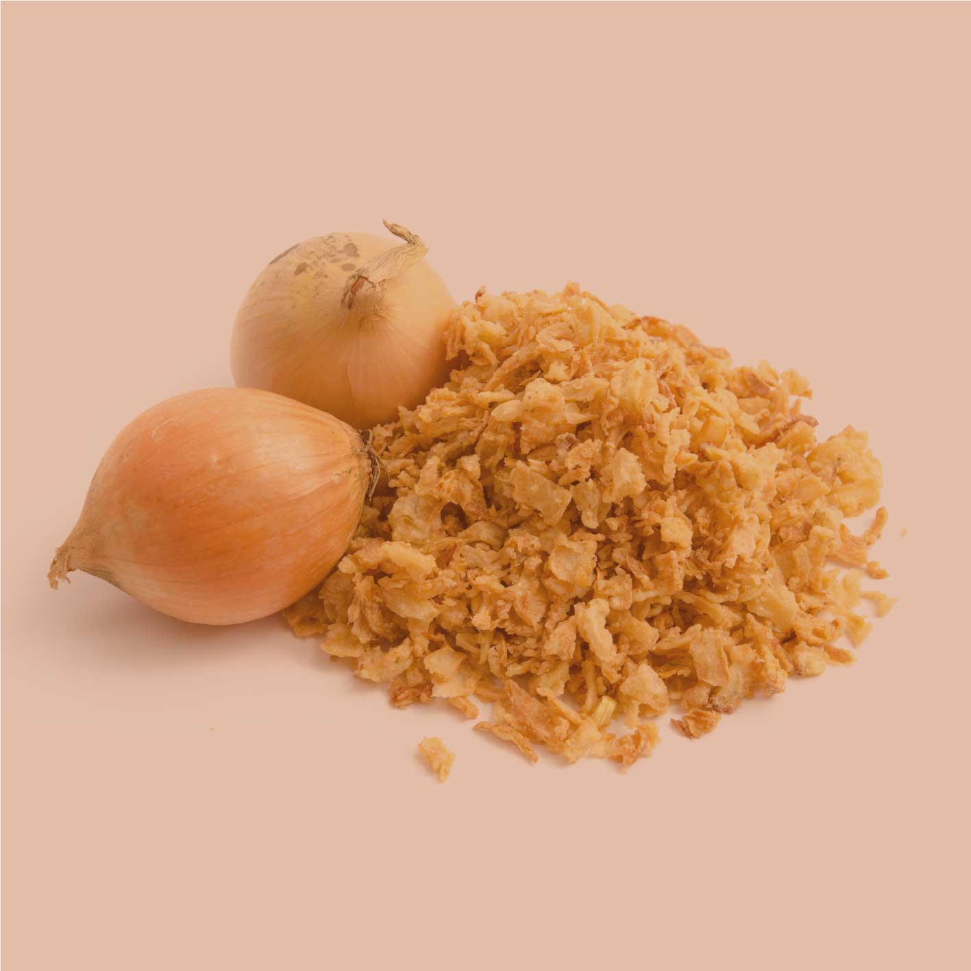 Röstzwiebeln Nahaufnahme mit Zwiebeln, goldbraune Röstzwiebelstücke und ganze Zwiebeln auf hellem Hintergrund, Topping für Burger Salat und Bowls