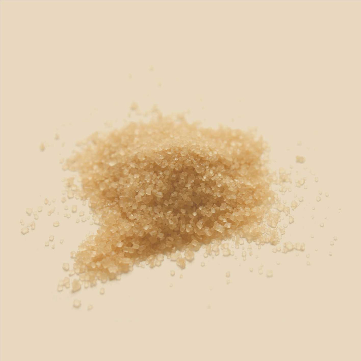 Rohrrohrzucker Kristalle als Nahaufnahme, brauner Zucker als Produktdetail auf hellem Hintergrund