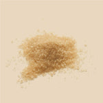 Rohrrohrzucker Kristalle als Nahaufnahme, brauner Zucker als Produktdetail auf hellem Hintergrund