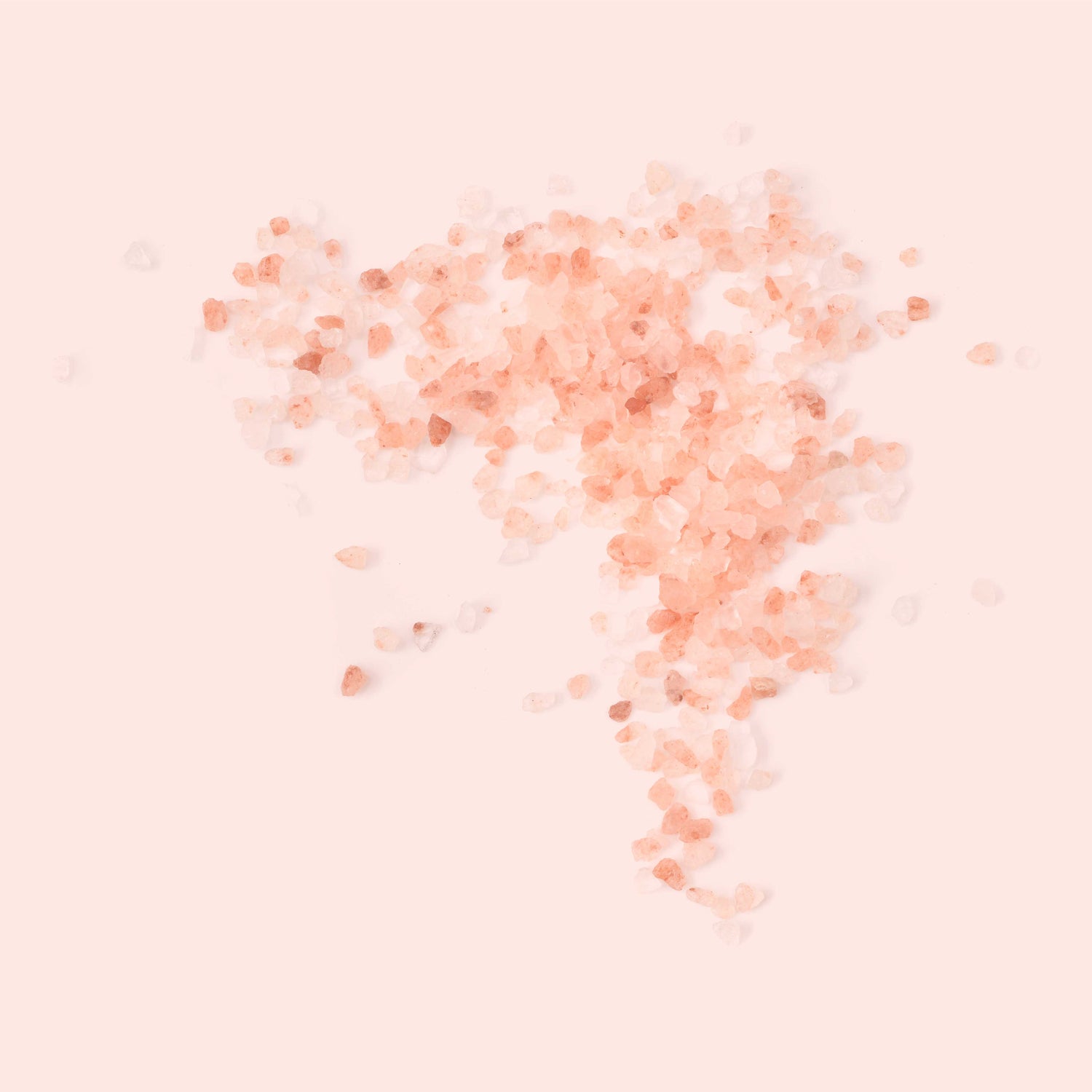 Rosa Natursalz Kristalle Nahaufnahme, grobe rosa Salzkristalle verstreut auf hellem Hintergrund, Zutatenmotiv für rosa Steinsalz