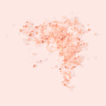 Rosa Natursalz Kristalle Nahaufnahme, feine rosa Salzkristalle verstreut auf hellem Hintergrund, Zutatenmotiv für rosa Steinsalz