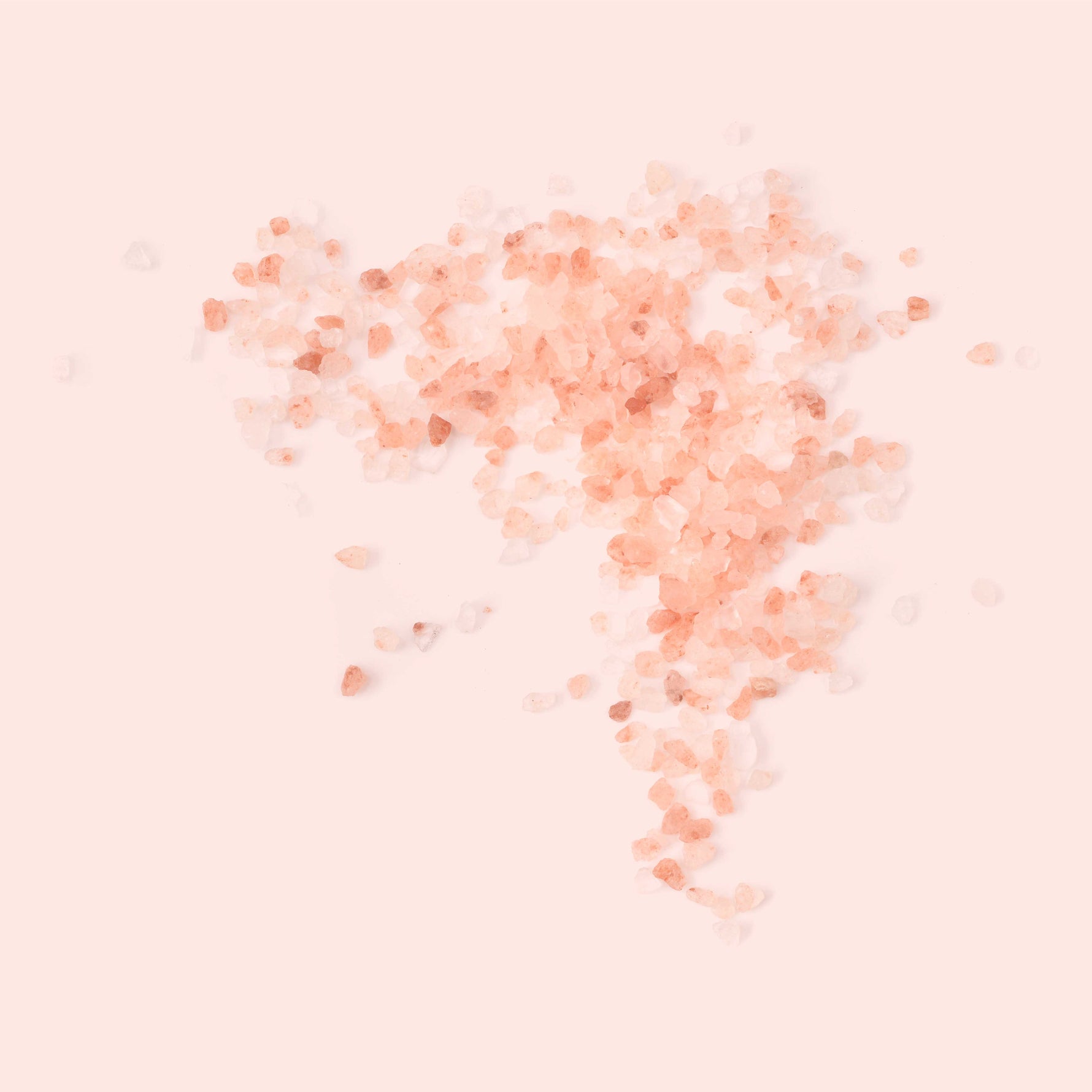 Rosa Natursalz Kristalle Nahaufnahme, feine rosa Salzkristalle verstreut auf hellem Hintergrund, Zutatenmotiv für rosa Steinsalz