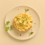 Rührei oder Omelett auf einem Teller, garniert mit frischen Kräutern, passend zum JKR Spices Rührei Mix