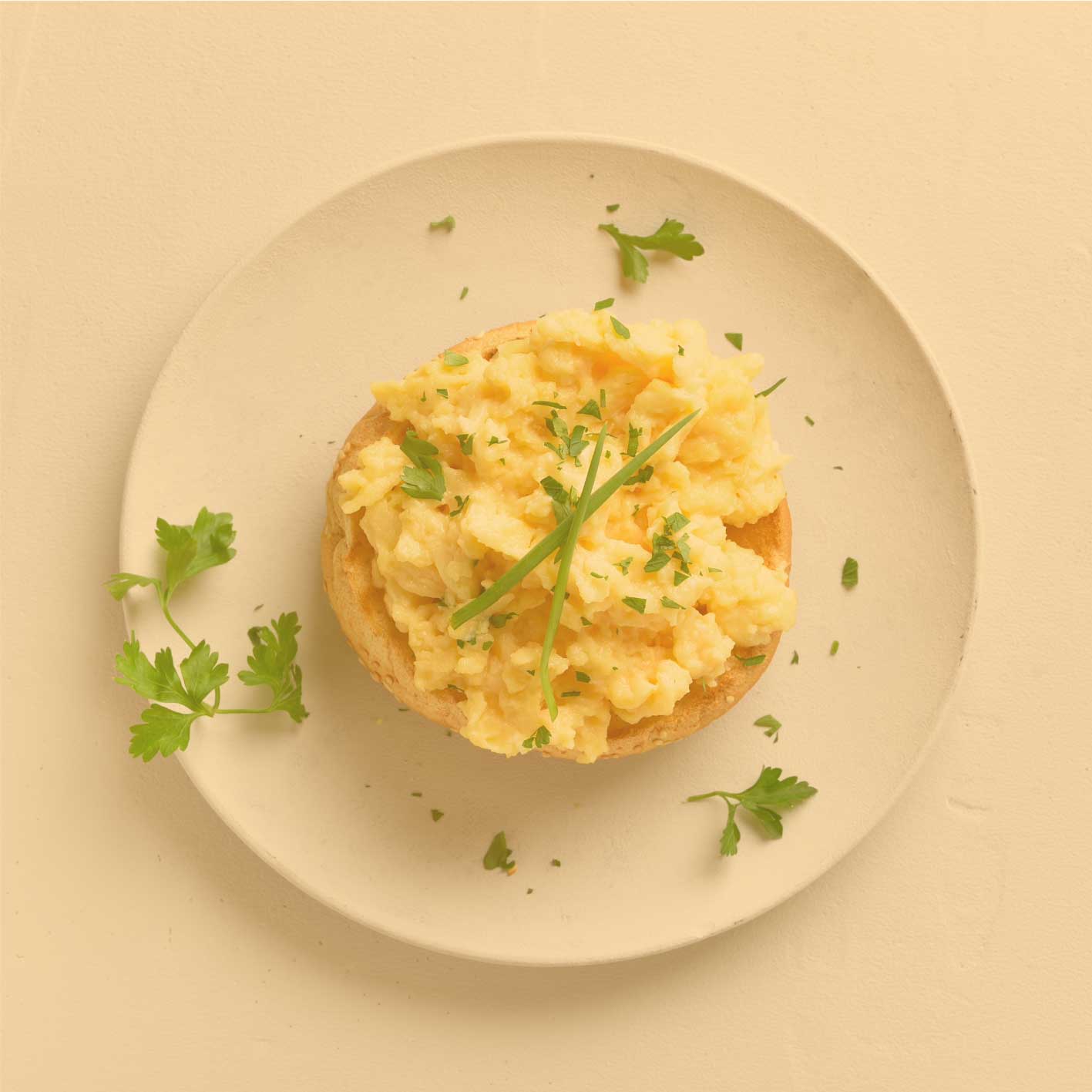 Rührei oder Omelett auf einem Teller, garniert mit frischen Kräutern, passend zum JKR Spices Rührei Mix