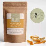 JKR Spices Kurkuma Kapseln im Doypack, Kapseln mit Kurkumapulver daneben, Handmade Siegel, Produktfoto auf weißem Hintergrund