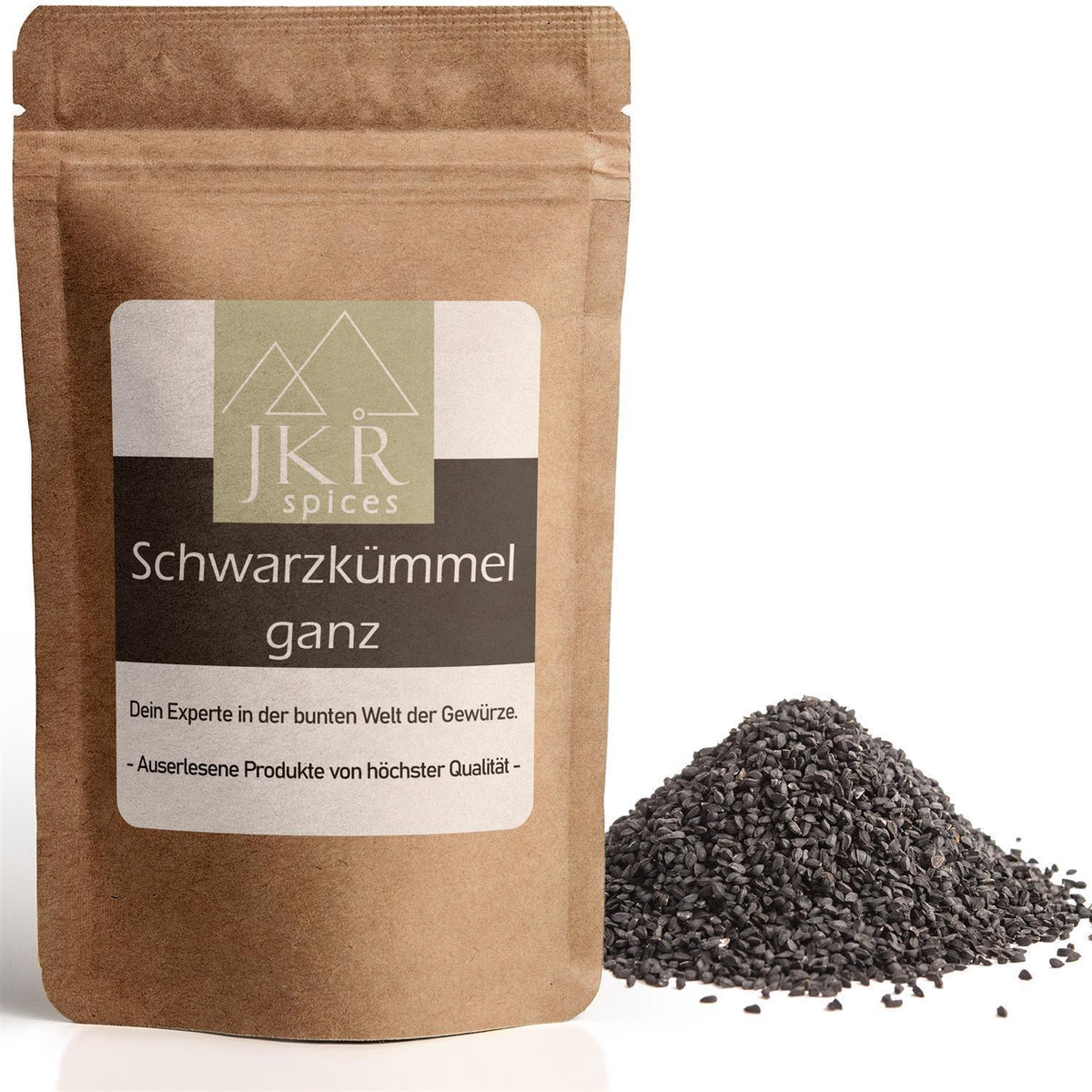 JKR Spices Schwarzkümmel ganz im braunen Doypack mit einem Haufen ganzer Schwarzkümmelsamen auf weißem Hintergrund