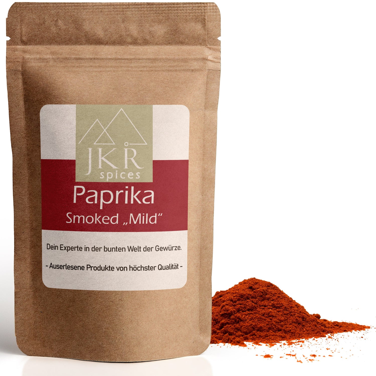JKR Spices Paprika Smoked „Mild“ im braunen Doypack, geräuchertes Paprikapulver als roter Gewürzhaufen vor weißem Hintergrund