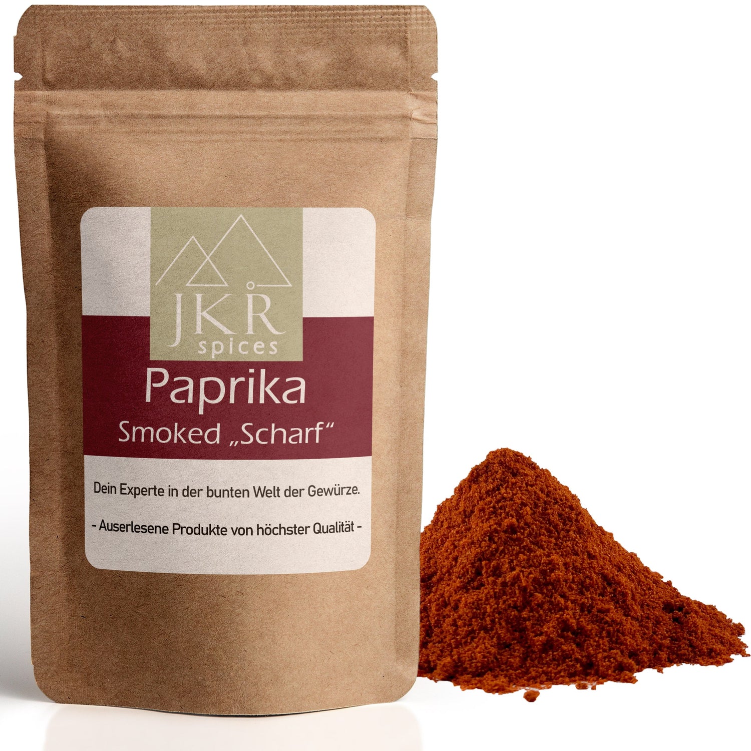 JKR Spices Paprika Smoked „Scharf“ im braunen Doypack, geräuchertes Paprikapulver als roter Gewürzhaufen vor weißem Hintergrund
