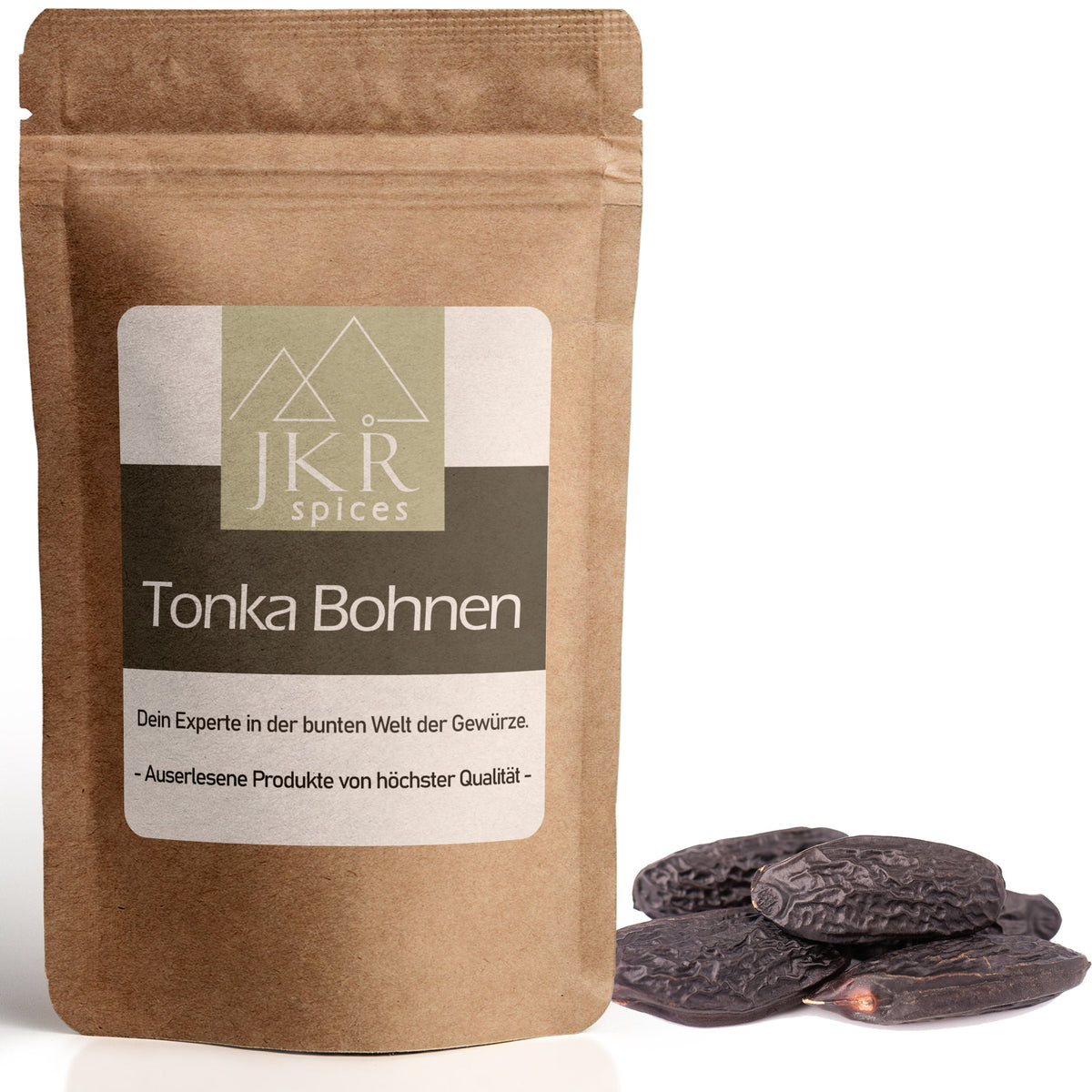 JKR Spices Tonka Bohnen im Doypack, ganze Tonkabohnen neben der Packung, Produktfoto auf weißem Hintergrund