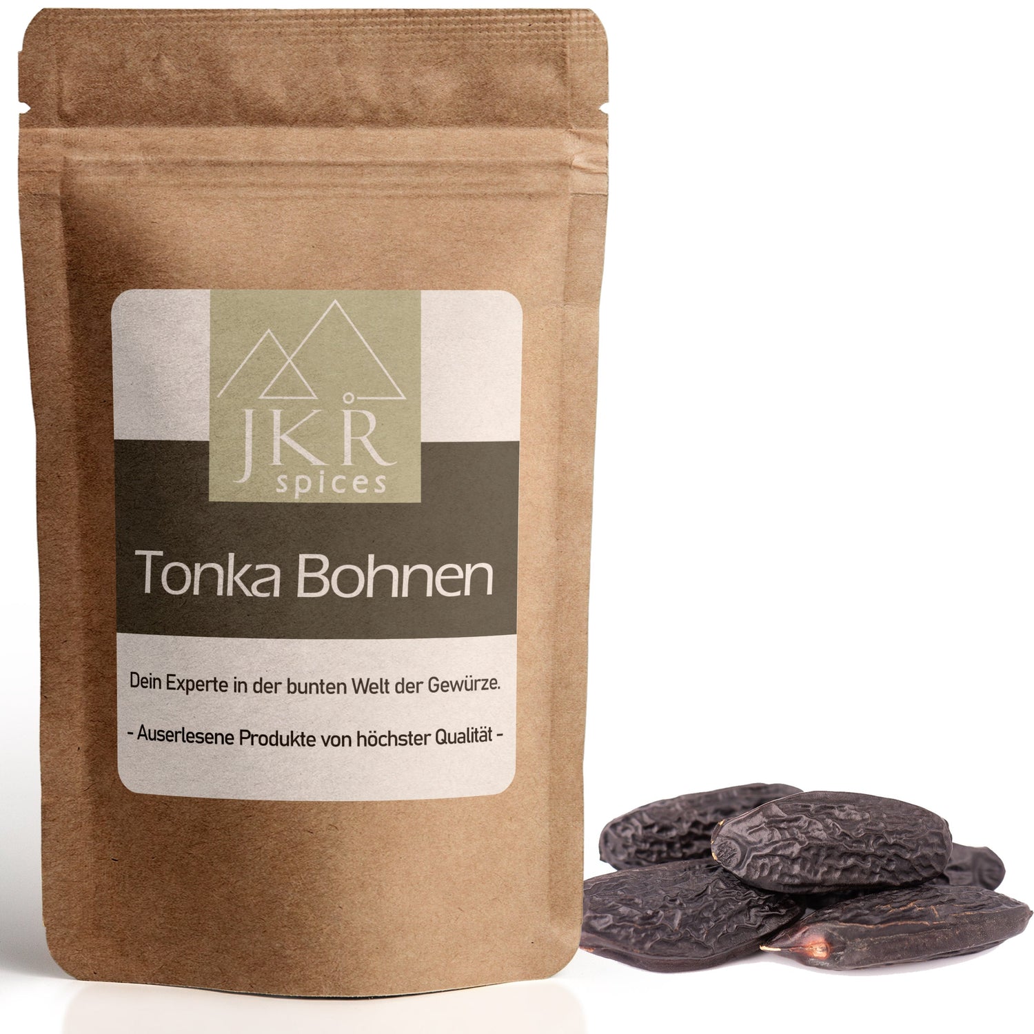 JKR Spices Tonka Bohnen im Doypack, ganze Tonkabohnen neben der Packung, Produktfoto auf weißem Hintergrund