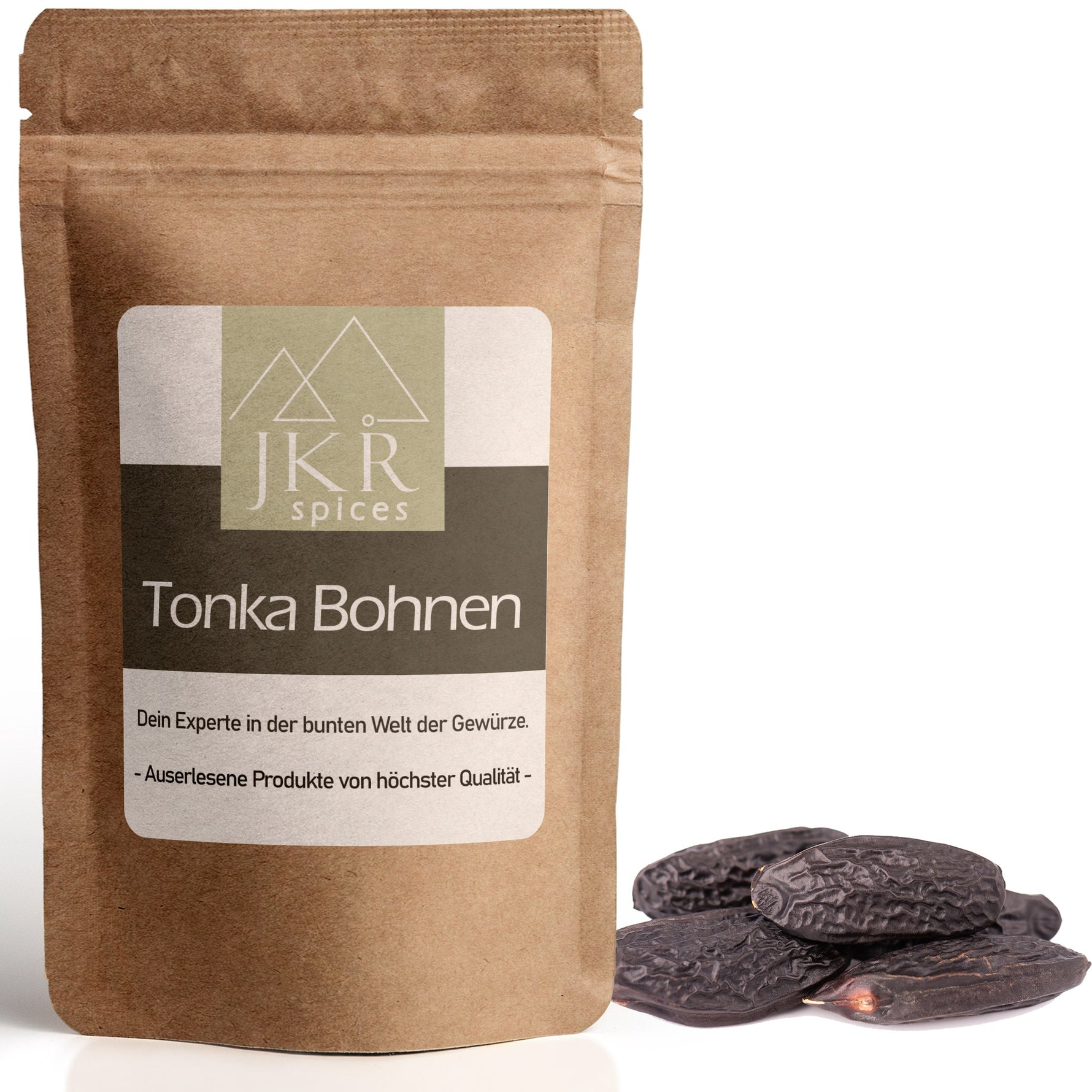 JKR Spices Tonka Bohnen im Doypack, ganze Tonkabohnen neben der Packung, Produktfoto auf weißem Hintergrund