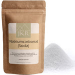 JKR Spices Natriumcarbonat Soda im Doypack mit weißem Soda Pulver auf weißem Hintergrund